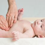 11 Manfaat Pijat Bayi yang Wajib Diketahui Orang Tua
